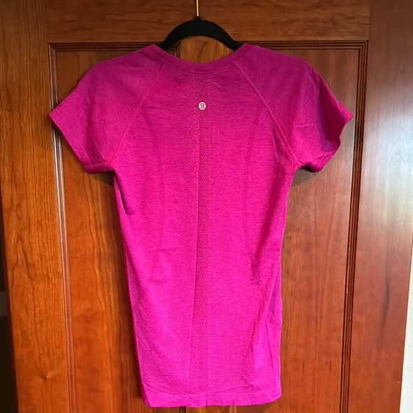 Lululemon Athletica Pink Fitted Short Sleeve T-Shirt - Picture 2 of 3